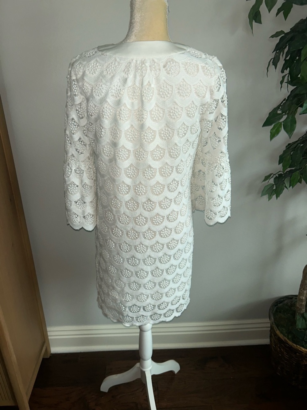 NEW Trina Turk White Lace Crochet Scallop Shift Dress Sz 2 - Picture 5 of 7